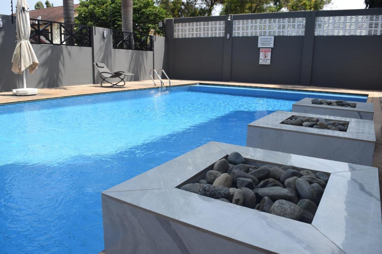 The Pool Labone Aparthotel Accra Bagian luar foto
