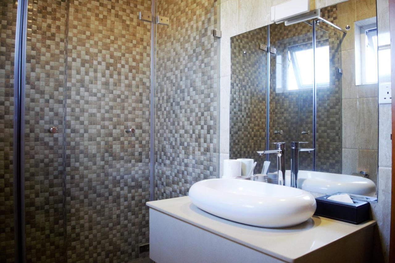 The Pool Labone Aparthotel Accra Bagian luar foto
